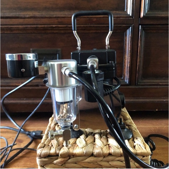 Iwata airbrush compressor - Picture 7 of 9